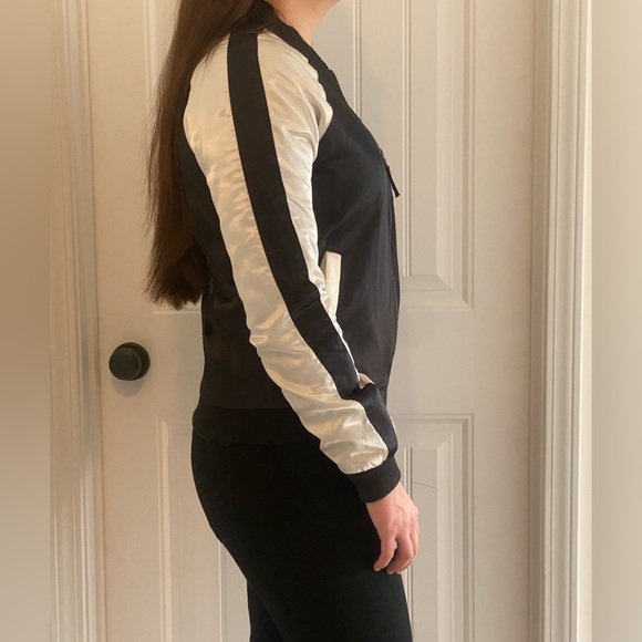 ZUMIEZ - Rose embroidered bomber jacket - Picture 4 of 7